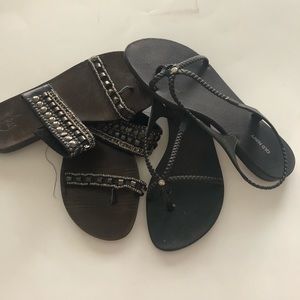 2 pairs of flip flops 🩴